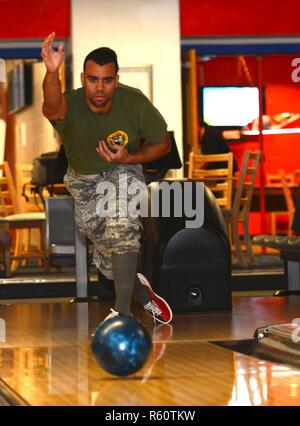 Senior Airman Alexander Craft, un operations manager assegnato al ventottesimo ingegnere civile Squadron, bocce uno sciopero durante una giornata Wingman all'interno dei banditi Lane Bowling a Ellsworth Air Force Base, S.D., 28 aprile 2017. Artigianato e quasi 2.300 aviatori hanno partecipato al semi-evento annuale, concentrandosi sullo sviluppo di aviatori fisicamente e socialmente. Foto Stock