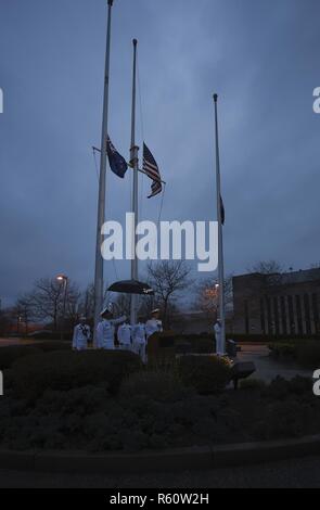 NEWPORT, R.I. (25 aprile 2017) Royal Australian Navy Cmdr. Bill Acque, U.S. Naval War College (NWC) studente, fornisce le osservazioni di apertura nel corso di un inizio di mattina il servizio commemorativo in Australia e Nuova Zelanda esercito (ANZAC) Giorno al di fuori del NWC McCarty-Little Hall. La cerimonia e Anzac Day commemora il servizio i membri che sono stati uccisi durante la campagna di Gallipoli durante la guerra mondiale I. Foto Stock