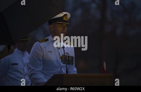 NEWPORT, R.I. (25 aprile 2017) Royal Australian Navy Cmdr. Bill Acque, U.S. Naval War College (NWC) studente, fornisce le osservazioni di apertura nel corso di un inizio di mattina il servizio commemorativo in Australia e Nuova Zelanda esercito (ANZAC) Giorno al di fuori del NWC McCarty-Little Hall. La cerimonia e Anzac Day commemora il servizio i membri che sono stati uccisi durante la campagna di Gallipoli durante la guerra mondiale I. Foto Stock