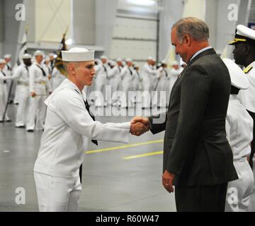 Grandi laghi, Il. (Aprile. 28, 2017) a reclutare il vincitore del premio scuote la mano del Ryne Sandberg, ospite d'onore durante un boot camp cerimonia di laurea ad assumere il comando di formazione (RTC). Sandberg è un ex Chicago Cubs e Philadelphia Phillies Major League Baseball (MLB) player e un membro della MLB Hall of Fame. sandberg ha frequentato la graduazione come ospite di Ammiraglio Stephen Evans, commander, servizio navale del comando di formazione. Circa 30,000-40,000 reclute graduate annualmente da RTC. Foto Stock