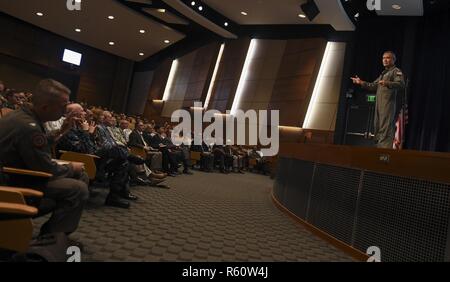 NEWPORT, R.I. (28 aprile 2017) Adm. Harry B. Harris, commander, U.S. Pacifico Comando (PACOM), fornisce U.S. Guerra navale studenti, docenti e facoltà con una panoramica del teatro PACOM durante una visita al collegio. Foto Stock