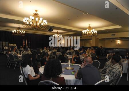 Volontari di Kadena Air Base ascoltare U.S. Air Force Capt. James Taylor, xviii ala cappellano, come egli parla durante il XVIII ala volontario annuale cerimonia di riconoscimento il 28 aprile 2017, a Kadena Air Base, Giappone. Più di cento volontari hanno partecipato alla cerimonia, celebrando i loro contributi a Kadena e la comunità locale. Foto Stock