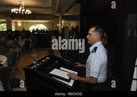 Stati Uniti Air Force Capt. James Taylor, xviii ala Cappellano, parla durante il XVIII ala volontario annuale cerimonia di riconoscimento il 28 aprile 2017, a Kadena Air Base, Giappone. Il Volontario annuale cerimonia di riconoscimento awards gli sforzi di Kadena più influente volontari. Foto Stock