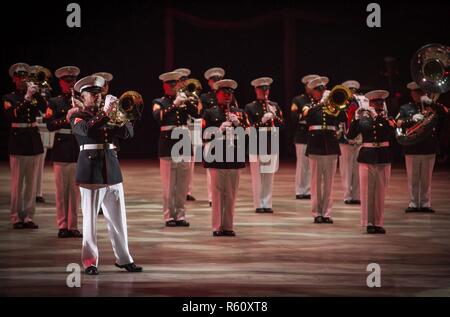 Stati Uniti Marine Corps Lance Cpl. Daniel S. Edwards, arruolato musicista, Quantico Marine Corps banda, effettua presso Virginia International Tattoo presso il campo Arena a Norfolk, Virginia, 27 aprile 2017. La Virginia International Tattoo è una performance annuale che presenta bande militari e musicisti provenienti da tutto il mondo. Foto Stock