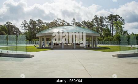 Negli Stati Uniti i membri del servizio, veterani, illustri ospiti e civili si riuniscono per il Vietnam Veterans riconoscimento Cerimonia della Giornata, Vietnam Memorial, Lejeune Memorial Gardens, Jacksonville, N.C., Aprile 29, 2017. La cerimonia ha onorato la memoria di coloro che persero la vita durante la guerra e celebrate i successi e la perseveranza del Vietnam-era veterans. Foto Stock