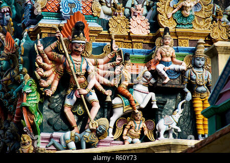 Scultura dipinta di demon dio con 12 mani al Tempio di Madurai a Madurai, Tamil Nadu, India, Asia Foto Stock