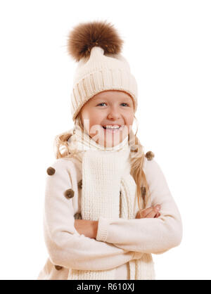 Bambina in un berretto lavorato a maglia con una grande pellicce soffici pompon, sciarpa e un maglione.isolati su sfondo bianco Foto Stock