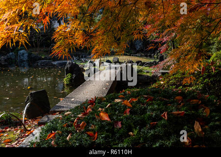 Yasukuni Shinchi Teien stagno sacro giardino - Questo caminare garden è stato creato nei primi epoca Meiji. Il suo elemento centrale è una piccola cascata che si trova a i Foto Stock