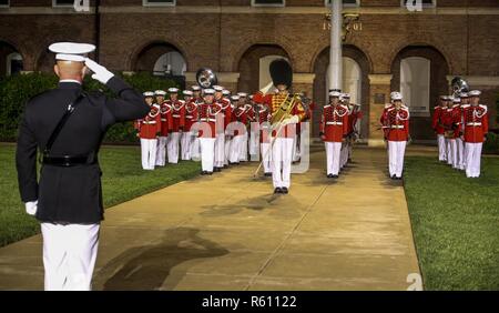 Master Sgt. Duane re, grande tamburo, "proprie del Presidente degli Stati Uniti" Marine Corps Band, saluta il delegato, caserma marini di Washington D.C., Lt. Col. Matthew McKinney, durante un venerdì sera Parade presso la caserma, 5 maggio 2017. Ospiti d'onore per la Parata sono stati gli onorevoli Paul Cook, California's ottavo quartiere congressuale dal congressista, gli onorevoli Jack Bergman, Michigan il primo quartiere congressuale dal congressista, e gli onorevoli Salud Carbajal, California's 24th Congressional District rep. L hosting ufficiale è stato Gen. Glenn Walters, assistente del comandante della Marina C Foto Stock