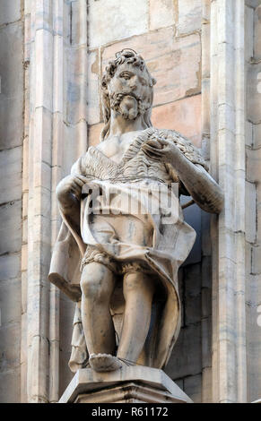 San Giovanni Battista, statua nel Duomo di Milano e il Duomo di Santa Maria Nascente, Milano, Lombardia, Italia Foto Stock