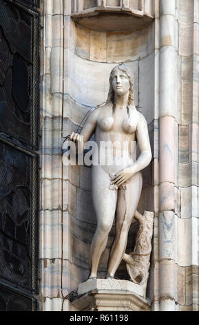 Eva, statua nel Duomo di Milano e il Duomo di Santa Maria Nascente, Milano, Lombardia, Italia Foto Stock