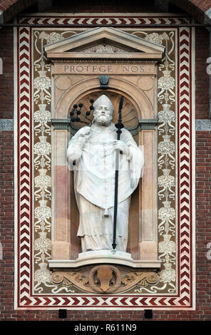 Statua di Sant'Ambrogio (Sant'Ambrogio) patrono della città di Milano (Milano). Dettaglio della torre dell'orologio del Castello Sforzesco XV secolo (Castello Sfor Foto Stock