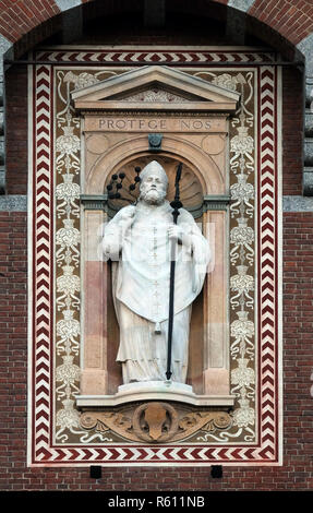 Statua di Sant'Ambrogio (Sant'Ambrogio) patrono della città di Milano (Milano). Dettaglio della torre dell'orologio del Castello Sforzesco XV secolo (Castello Sfor Foto Stock