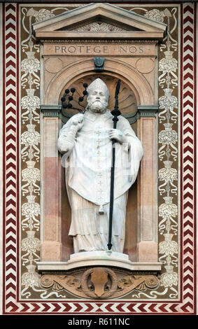 Statua di Sant'Ambrogio (Sant'Ambrogio) patrono della città di Milano (Milano). Dettaglio della torre dell'orologio del Castello Sforzesco XV secolo (Castello Sfor Foto Stock