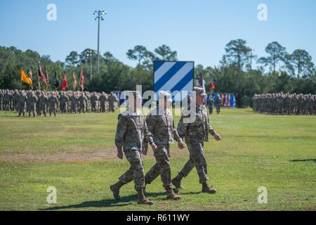 Il Mag. Gen. Leopoldo Quintas, sinistra, incoming Comandante della terza divisione di fanteria, Gen. Robert Abrams, centro, Comandante U.S. Il comando delle forze e il Mag. Gen. James Rainey, destro, in uscita Comandante generale terza divisione di fanteria, completare l'ispezione delle truppe. La terza divisione di fanteria modifica del comando cerimonia si è svolta sul campo Cotrell a Fort Stewart, GA, 8 maggio 2017. Foto Stock