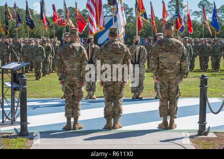 Il Mag. Gen. Leopoldo Quintas, sinistra, incoming Comandante della terza divisione di fanteria, Gen. Robert Abrams, centro, Comandante U.S. Il comando delle forze e il Mag. Gen. James Rainey, destro, in uscita Comandante generale terza divisione di fanteria, stand nella parte anteriore assemblata dell'terza divisione di fanteria. La terza divisione di fanteria modifica del comando cerimonia si è svolta sul campo Cotrell a Fort Stewart, GA, 8 maggio 2017. Foto Stock