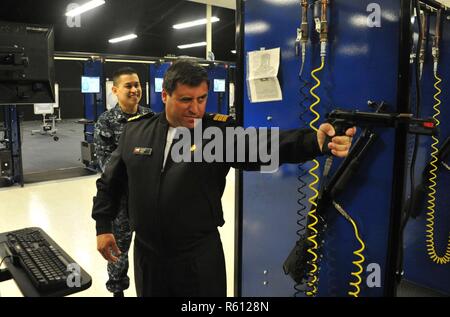 Grandi laghi, Il. (03 maggio 2017) della Cmdr. Jorge Toso, marina cilena, incendi di un 9 mm Baretta (modificato) pistola a bracci simulato precisione di tiro Trainer durante un ufficiali stranieri tour 3 Maggio ad assumere il comando di formazione. La visita ha incluso quattro senior stranieri organi di collegamento dalla U.S. Flotta il comando delle forze che hanno girato il servizio navale RTC e formazione Centro di supporto su un periodo di tre giorni. Gli ufficiali sono stati che rappresentano il Messicano, Brasiliano, cileno, e marine peruviano. Circa 30,000-40,000 reclute graduate annualmente dalla marina è solo di boot camp. Foto Stock