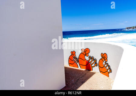 Il nuovo design e illustrazione dipinta sul Tamarama Surf Life saving Club di Sydney, Australia Foto Stock