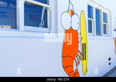 Il nuovo design e illustrazione dipinta sul Tamarama Surf Life saving Club di Sydney, Australia Foto Stock