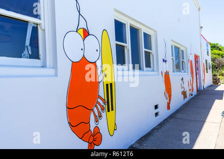 Il nuovo design e illustrazione dipinta sul Tamarama Surf Life saving Club di Sydney, Australia Foto Stock