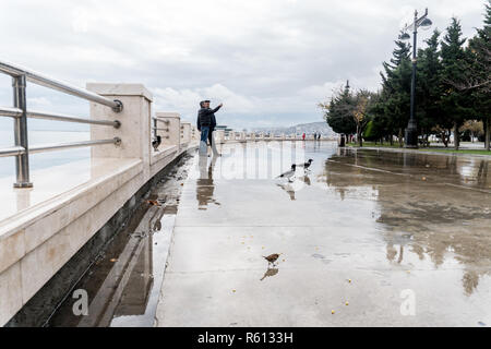 Baku in Azerbaijan - 2 Dicembre 2018: viale lungomare. Baku è la più grande città del Mar Caspio e del Caucaso Foto Stock