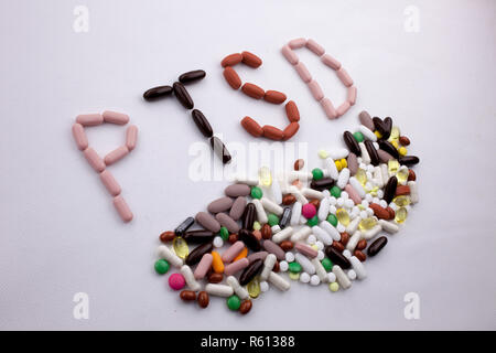 Mano concettuale di scrittura di testo Didascalia ispirazione cure mediche concetto di salute scritta con farmaci pillole capsule parola PTSD bianco su sfondo isolato con spazio di copia Foto Stock