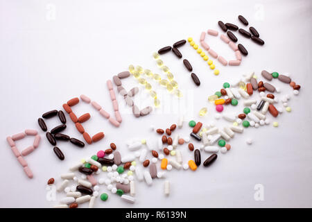 Mano concettuale di scrittura di testo Didascalia ispirazione cure mediche concetto di salute scritta con farmaci pillole capsule parola prevenzione bianco su sfondo isolato con spazio di copia Foto Stock