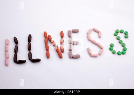 Mano concettuale di scrittura di testo Didascalia ispirazione cure mediche concetto di salute scritta con farmaci pillole capsule parola malattia bianco su sfondo isolato con spazio di copia Foto Stock