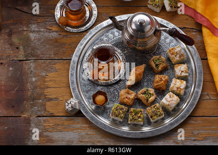 Due tazze di tè turco e il baklava, spazio di copia Foto Stock