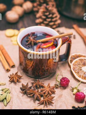 Bere vino brulé in ceramica marrone mug Foto Stock