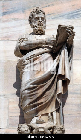 San Marco Evangelista, statua nel Duomo di Milano e il Duomo di Santa Maria Nascente, Milano, Lombardia, Italia Foto Stock