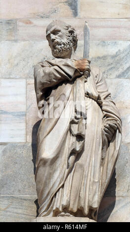 San Bartolomeo apostolo, statua nel Duomo di Milano e il Duomo di Santa Maria Nascente, Milano, Lombardia, Italia Foto Stock