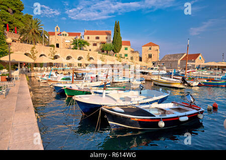 Città di Bol sulla isola di Brac vista fronte mare Foto Stock