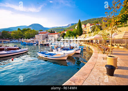 Città di Bol sulla isola di Brac vista fronte mare Foto Stock