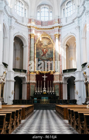 Dresden, Germania - 24 Agosto 2016 : All'interno della Cattedrale di Dresda Katholische Hofkirche chiesa Foto Stock