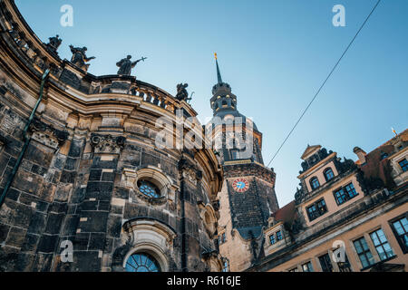 Torre Hausmannsturm e Cattedrale di Dresda Katholische Hofkirche chiesa a Dresda, Germania Foto Stock