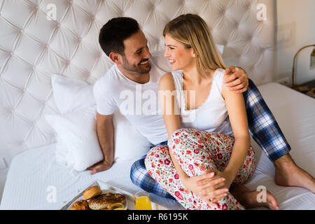 Coppia giovane avente tempi di romantica in camera da letto Foto Stock