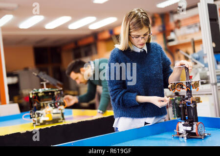 Giovane studente di robotica a lavorare sul progetto Foto Stock