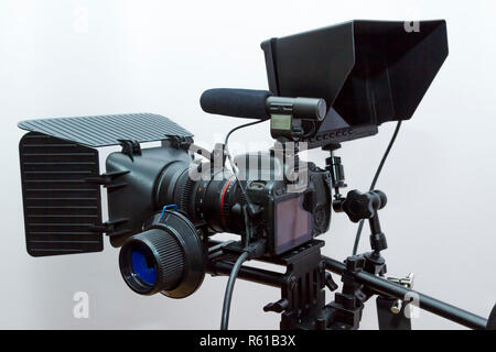 Attrezzatura telecamera per riprese video e registrazione del suono fisso su un treppiede Foto Stock