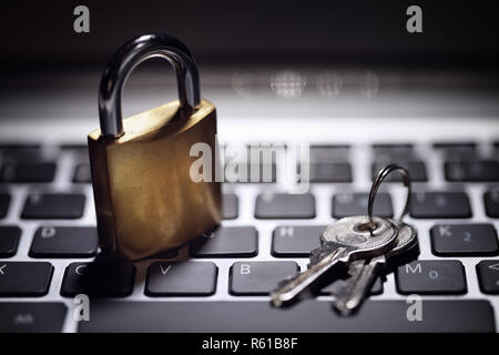 Internet security e protezione della rete concetto, lucchetto e chiave sul computer portatile Foto Stock