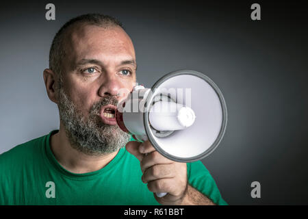 Studio shot dell uomo con il megafono Foto Stock