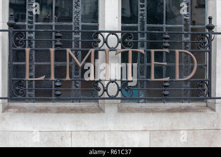 Ringhiere in ferro battuto su Lloyds Bank frontage Lyndhurst Foto Stock