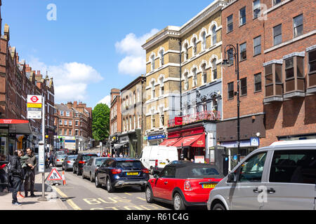 Il traffico pesante su Hampstead High Street, il villaggio di Hampstead, London Borough of Camden, Greater London, England, Regno Unito Foto Stock