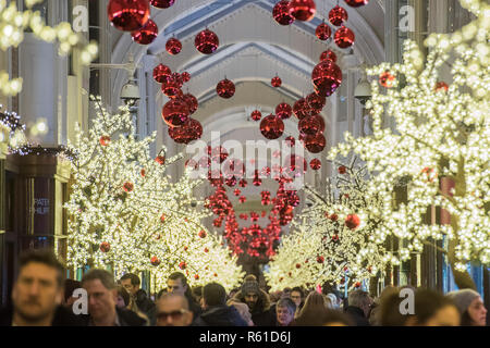 Luci e decorazioni natalizie in Burlington Arcade. Foto Stock