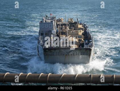 Golfo Arabico (nov. 26, 2018) Landing Craft Utility 1680, attaccato all assalto unità artigianali 1, si prepara a lanciarsi Whidbey Island-class dock landing ship USS Rushmore (LSD 47) durante una regolare distribuzione programmata dell'Essex anfibio gruppo pronto (ARG) e xiii Marine Expeditionary Unit (MEU). L'Essex ARG/XIII MEU è flessibile e persistente Navy-Marine Corps team distribuito negli Stati Uniti Quinta Flotta area di operazioni a sostegno di operazioni navali per garantire stabilità marittimo e la sicurezza nella regione centrale, il collegamento per i paesi del Mediterraneo e del Pacifico attraverso l'Oceano Indiano occidentale e t Foto Stock