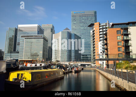 Chiatte ormeggiate al Blackwall bacino, Canary Wharf, Docklands, East London, Regno Unito Foto Stock