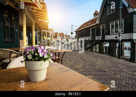 Belle strade nel villaggio di pescatori di Volendam nei Paesi Bassi Foto Stock