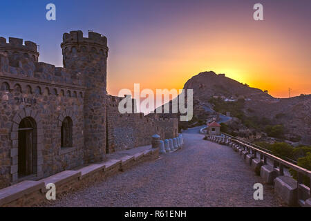 Patrimonio vuoto insolito luogo famoso Castillitos batteria, antico punto di riferimento sulla costa del Mar Mediterraneo, fortificazione, muro fortificato della città di Cartagena, Murcia. Scenario idilliaco e montagne. Spagna Foto Stock