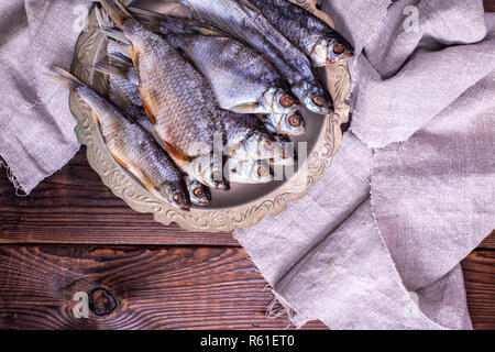 Asciugato il pesce salato di ram in una piastra di ferro Foto Stock