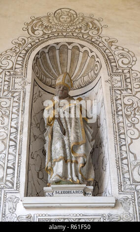 San Leodegar statua sulla facciata della chiesa di San Leodegar a Lucerna, Svizzera Foto Stock